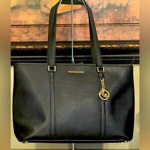 🤩Michael Kors SADY Black Leather Tote Gently used normal wear. Stain on interior